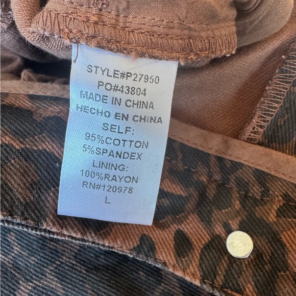 Anthro Entro Leopard Print
Wide Leg Jeans Size L NWT
Eyelet Hem Statement Denim - Picture 12 of 13